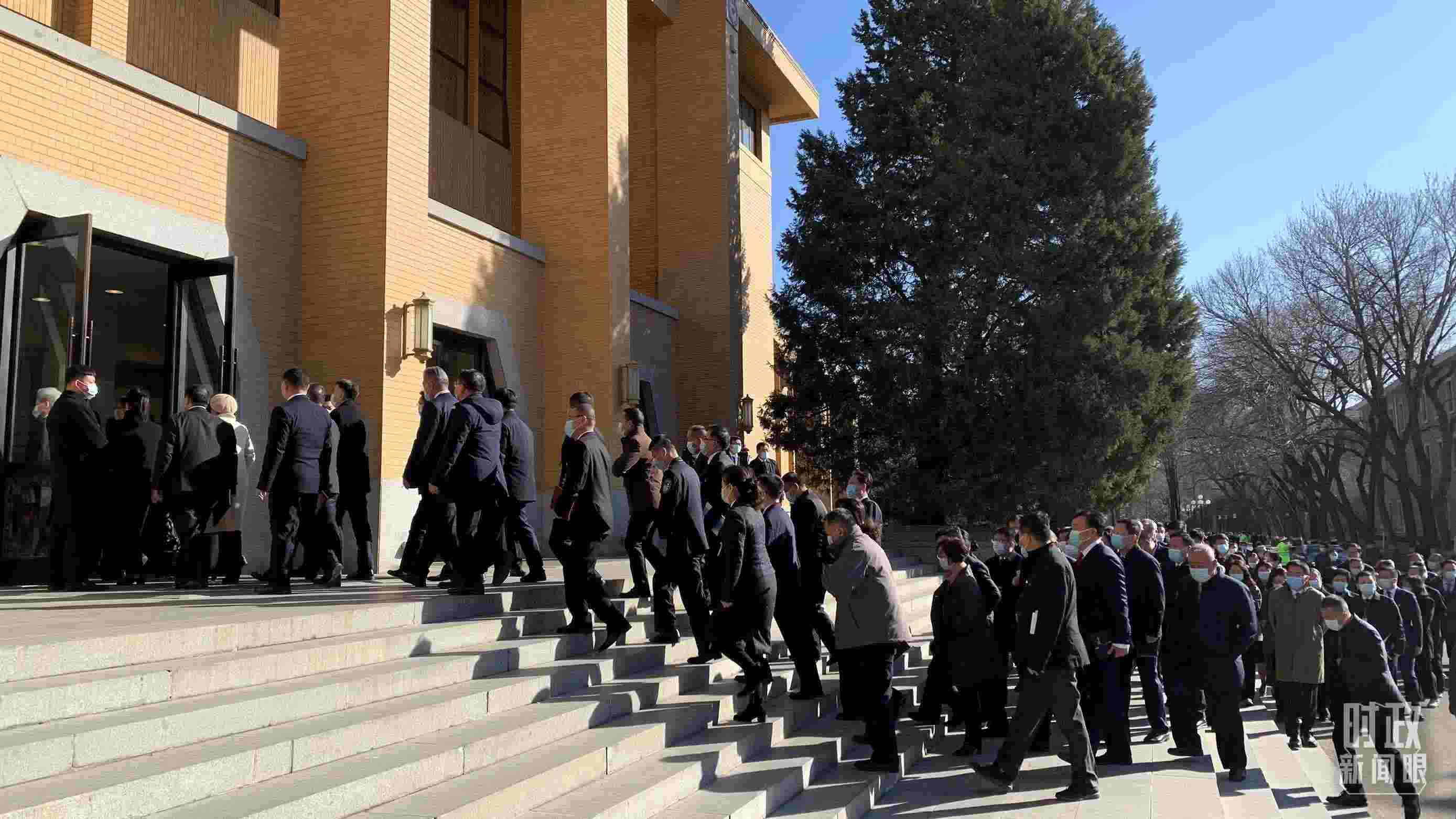 △參加這次慶祝大會暨開學(xué)典禮的與會人員正在步入會場。（總臺央視記者段德文拍攝）