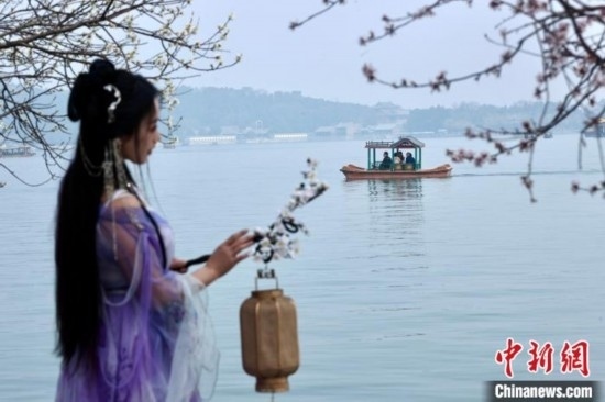 圖為游客在昆明湖畔游玩。<a target='_blank' data-cke-saved-href='/' href='/'><p align=