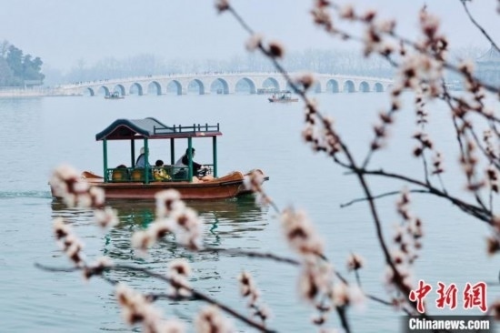 20日，頤和園游船開航。<a target='_blank' data-cke-saved-href='/' href='/'><p align=