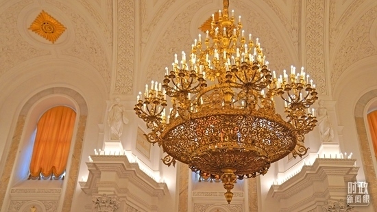 △喬治大廳內(nèi)燈光璀璨。（總臺(tái)國廣記者李晉拍攝）