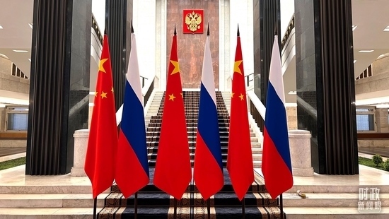 △習(xí)主席在這里同米舒斯京總理握手合影。（總臺(tái)央視記者程鋮拍攝）