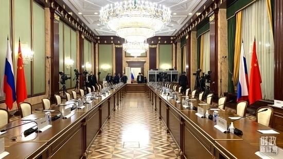 △俄羅斯聯(lián)邦政府大廈內(nèi)，習(xí)主席在這里會(huì)見俄羅斯總理米舒斯京。（總臺(tái)央視記者段德文拍攝）