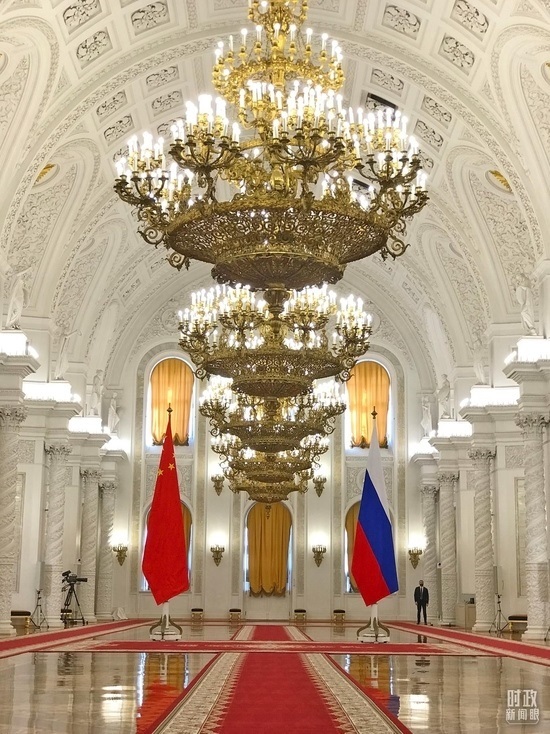 △克里姆林宮喬治大廳，習(xí)主席在這里同普京總統(tǒng)握手合影。（總臺(tái)央視記者石偉明拍攝）