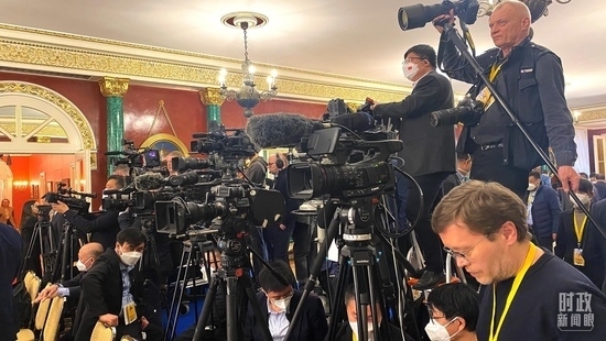 △等待中俄兩國元首共見記者的中外媒體同仁。（總臺(tái)央視記者段德文、李輝拍攝）