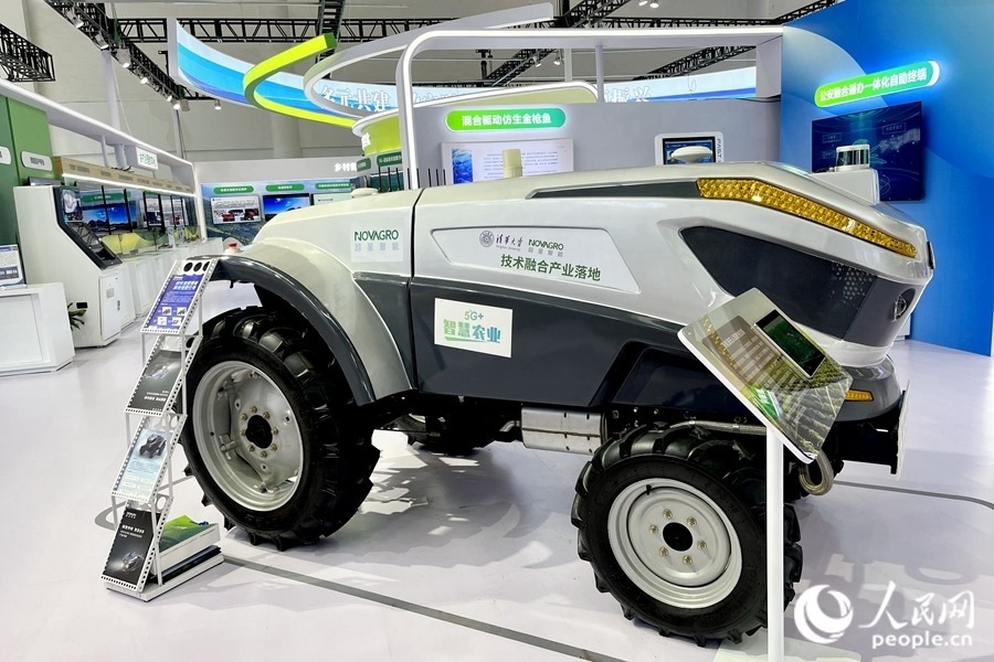 通過(guò)手機(jī)，就能指揮新能源無(wú)人駕駛拖拉機(jī)在田里作業(yè)。人民網(wǎng) 錢嘉禾攝