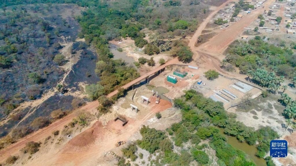 這是1月12日在科特迪瓦西北部奧迭內(nèi)省拍攝的北部公路項目施工現(xiàn)場（無人機照片）。新華社發(fā)（中國港灣工程有限責(zé)任公司供圖）