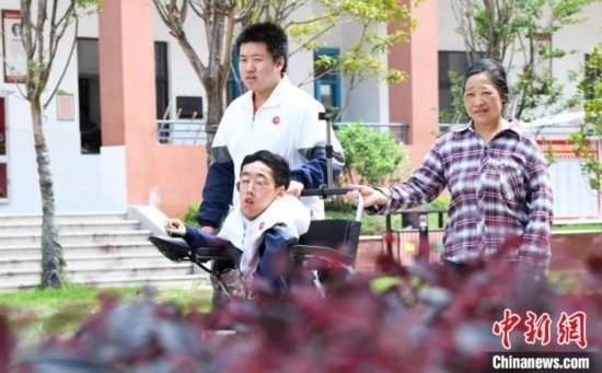 碰上天氣好，朱金祥就會利用休息時間，和鐘華強(qiáng)母親將其推出來賞賞花，曬曬太陽，呼吸一下外面的新鮮空氣。 卓忠偉 攝