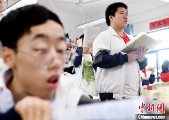 朱金祥(右)和鐘華強(qiáng)(左)正在加緊復(fù)習(xí)迎接高考。 卓忠偉 攝