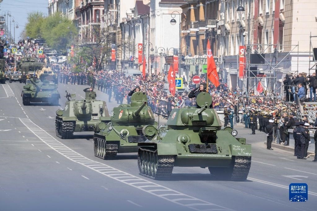 5月9日，在俄羅斯符拉迪沃斯托克市，坦克編隊參加閱兵式。新華社發(fā)（郭飛洲攝）