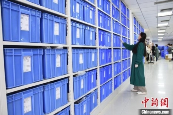 圖為鄭州大學(xué)人骨考古實(shí)驗(yàn)室內(nèi)的骨骼標(biāo)本庫。王宇 攝