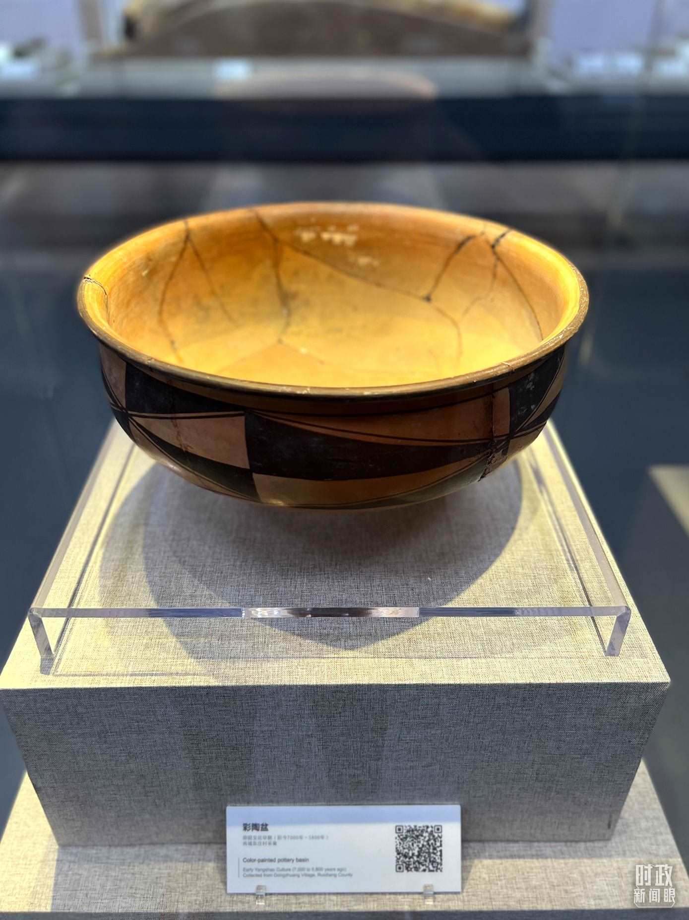 △運(yùn)城博物館內(nèi)展出的仰韶文化早期的彩陶盆。（總臺(tái)央視記者邢彬拍攝）
