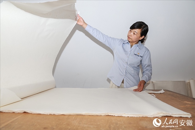 制簾需要將蔑條通過(guò)專門(mén)的小孔磨細(xì)。人民網(wǎng)記者 張俊攝