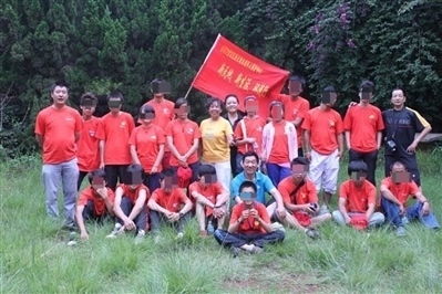 項目辦開展活動合影，喬海云（后排中，黑衣）和張月如（后排右一）