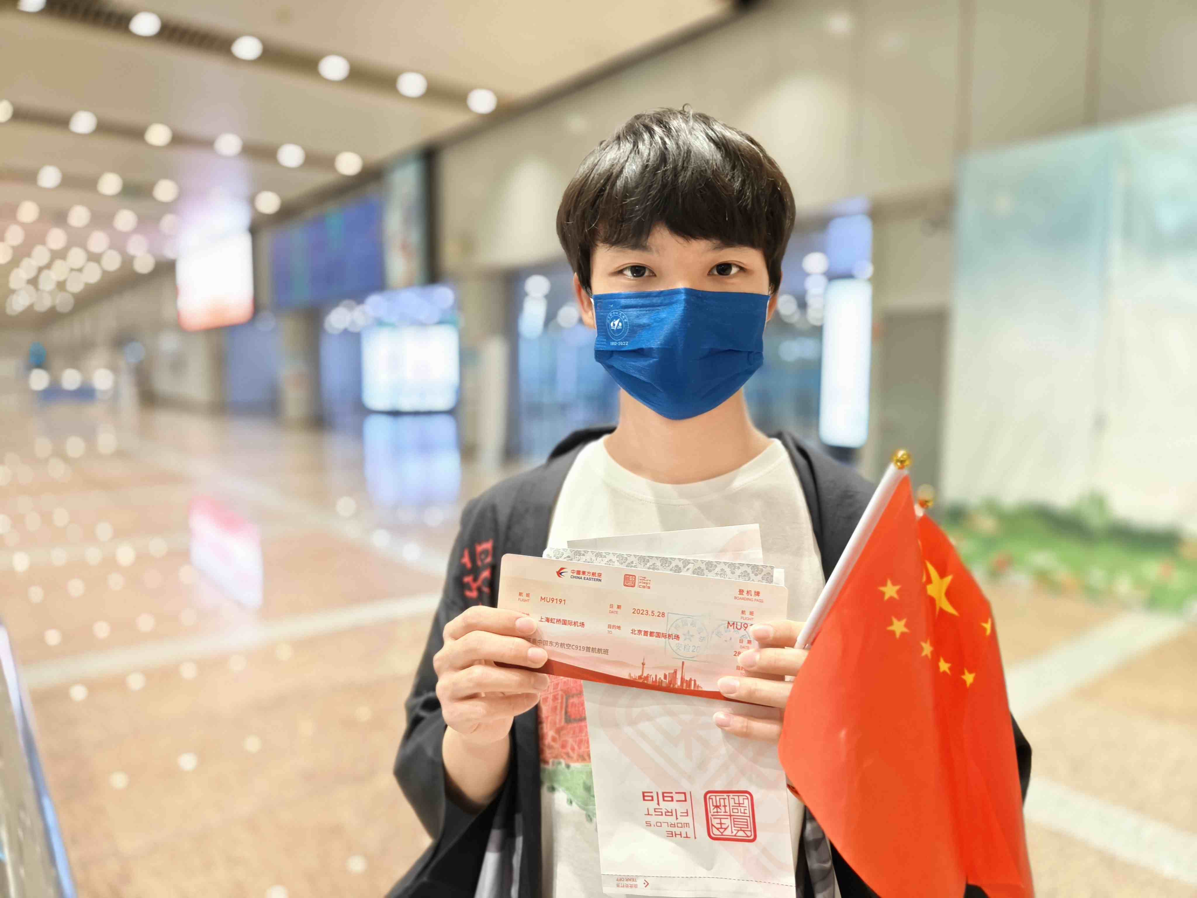 張可立向記者展示有著紀念意義的登機牌。人民網(wǎng)記者 夏曉倫攝