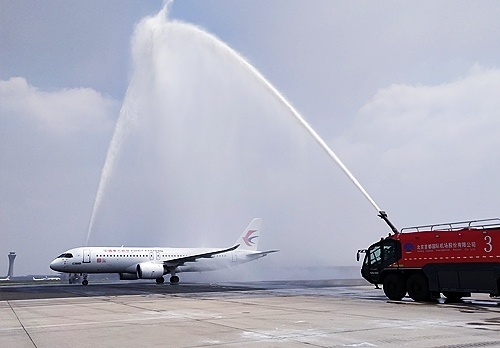 C919穿過象征民航最高禮儀的“水門”。東航供圖