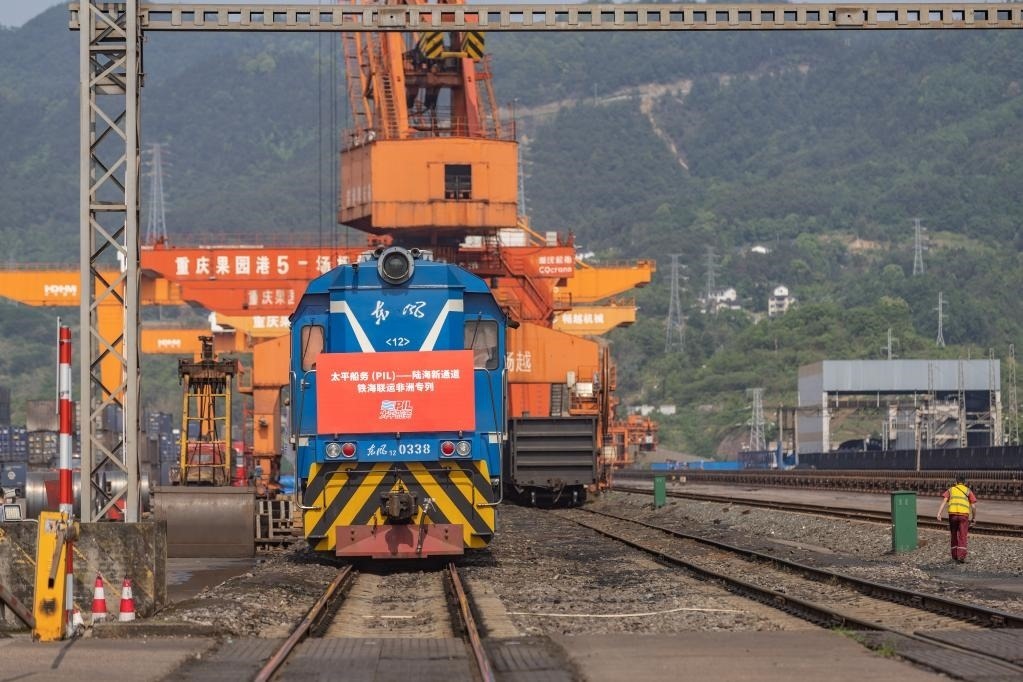 這是2023年4月27日，太平船務(wù)——西部陸海新通道江鐵海聯(lián)運(yùn)非洲專列在重慶果園港魚嘴站等待發(fā)車。