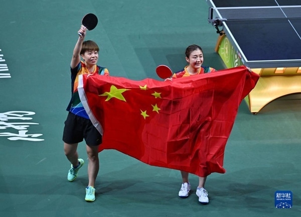 5月27日，陳夢(mèng)（右）/王藝迪慶祝勝利。當(dāng)日，在南非德班進(jìn)行的2023年世界乒乓球錦標(biāo)賽女子雙打決賽中，中國(guó)選手陳夢(mèng)/王藝迪以3比0戰(zhàn)勝韓國(guó)選手田志希/申裕斌，奪得冠軍。新華社記者 陶希夷攝