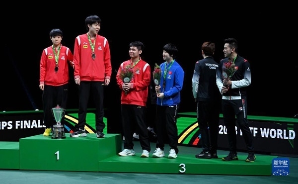 5月26日，冠軍中國(guó)組合王楚欽（左二）/孫穎莎（左一）與季軍中國(guó)組合林詩(shī)棟（左三）/蒯曼（左四）、中國(guó)香港組合黃鎮(zhèn)廷（右一）/杜凱琹在頒獎(jiǎng)儀式后交流。新華社記者 陶希夷攝