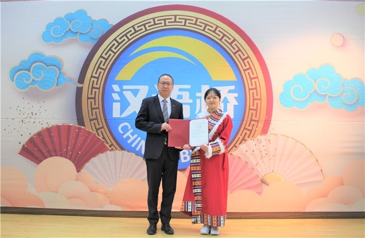 中國銀行首爾分行行長周建軍為大學生組冠軍頒獎并頒發(fā)就業(yè)證書。首爾孔子學院供圖