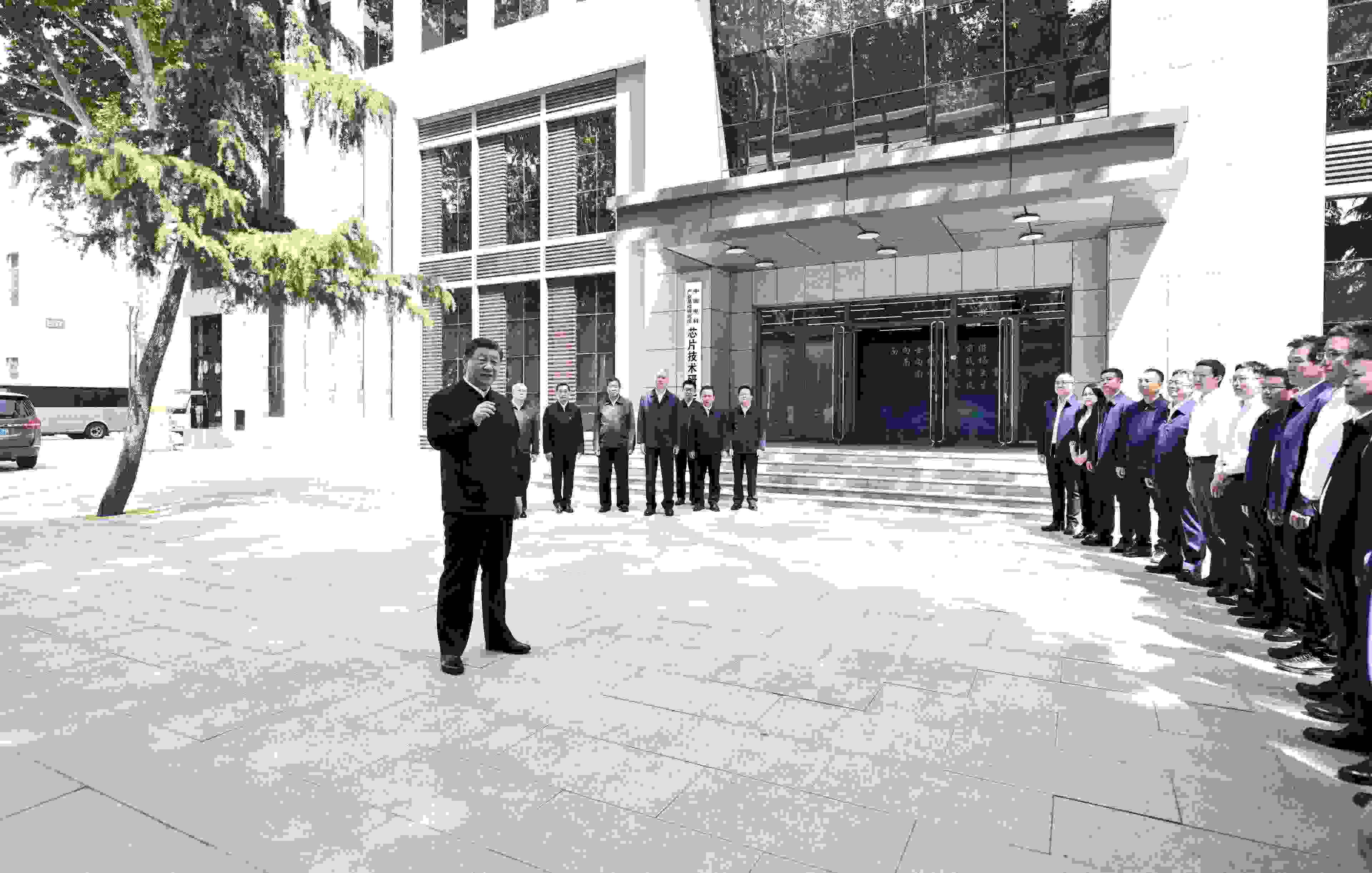 △2023年5月12日，習(xí)近平總書記在中國(guó)電科產(chǎn)業(yè)基礎(chǔ)研究院同科技工作者交流。