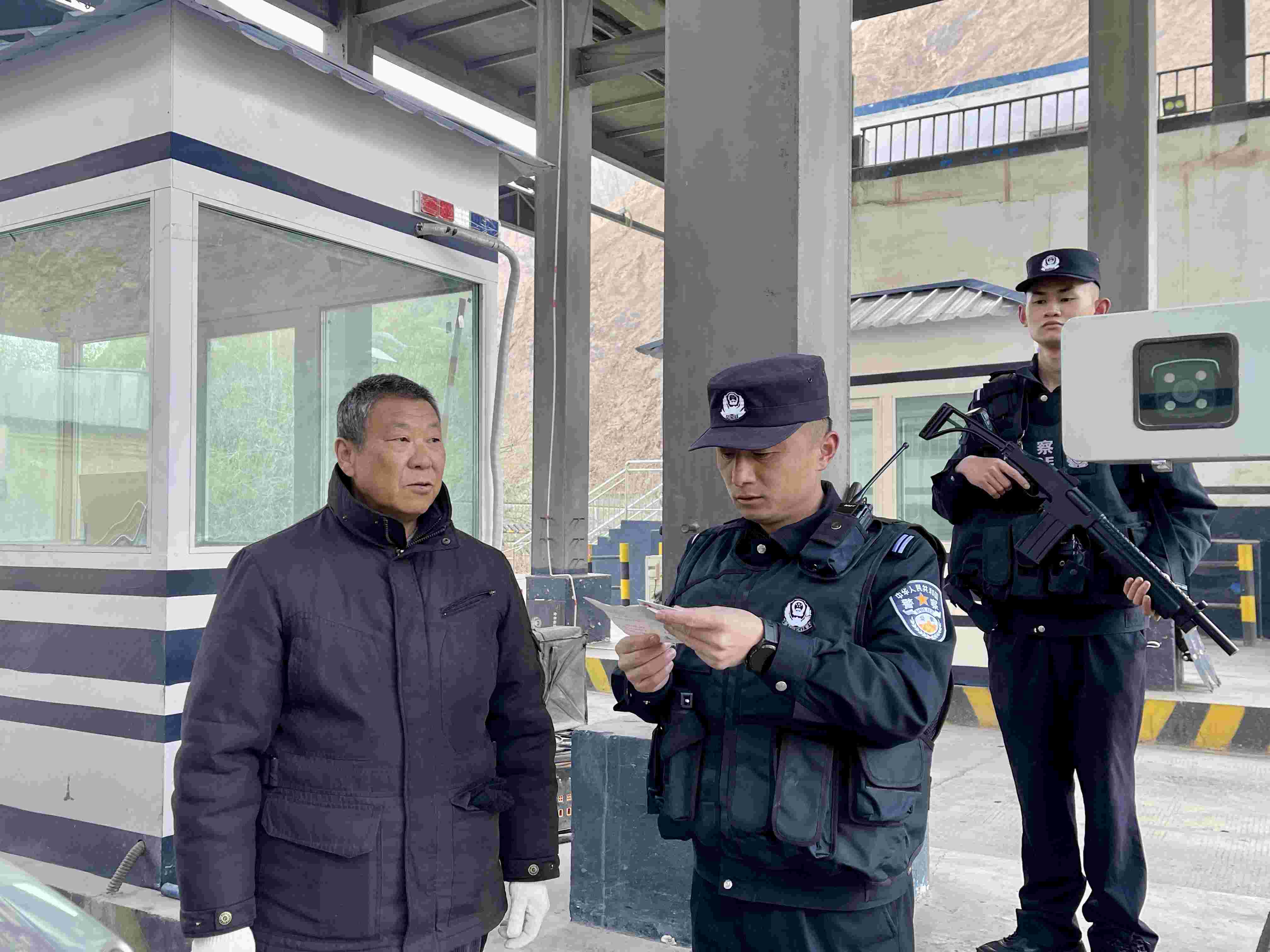 在庫地邊境檢查站，陳暢核對進(jìn)出邊境管理區(qū)人員信息。人民網(wǎng) 周靜圓攝