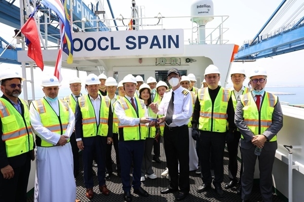 圖為與會(huì)嘉賓參觀“東方西班牙”輪。中遠(yuǎn)海運(yùn)港口阿布扎比碼頭供圖