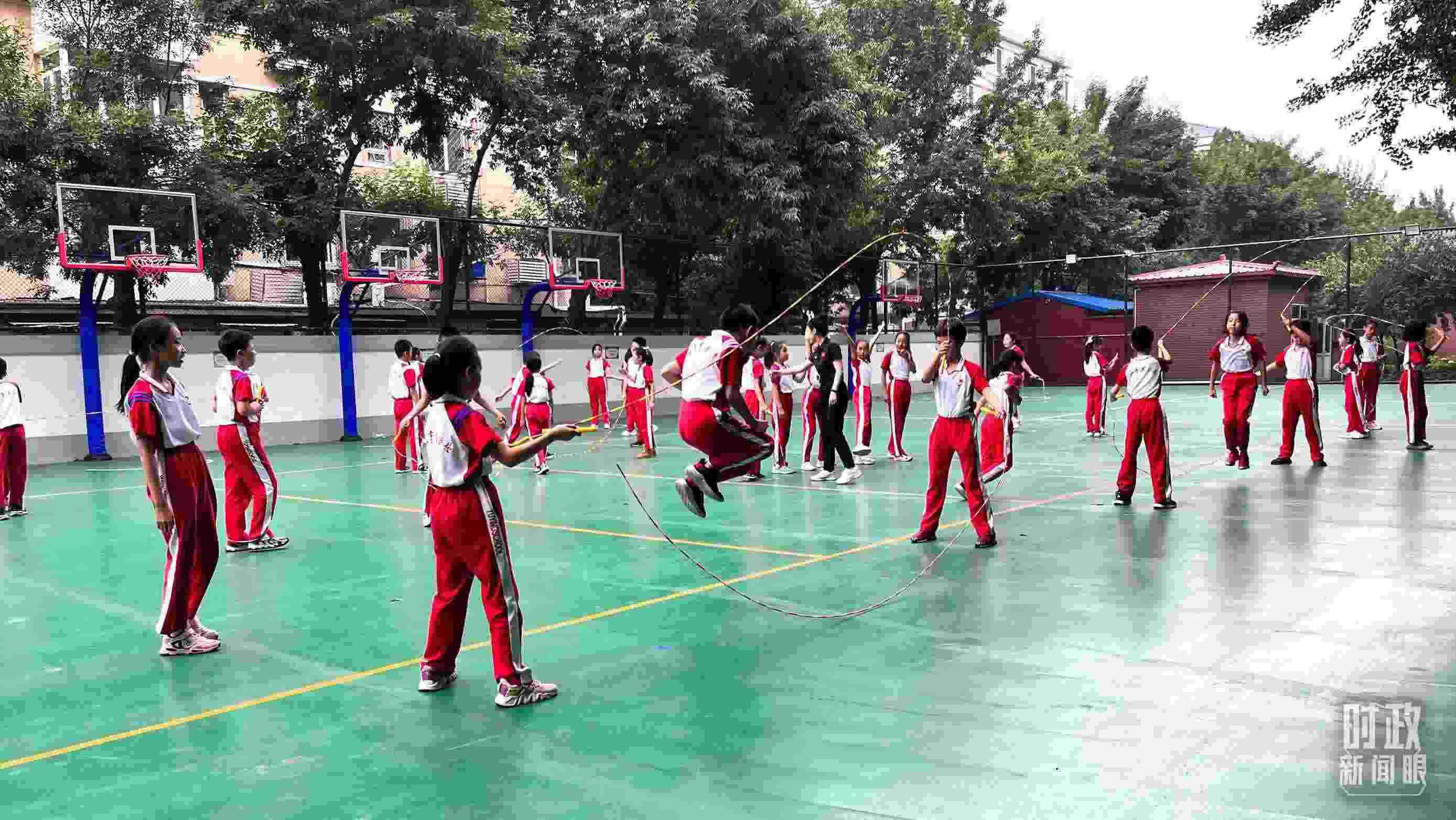 △正在跳繩的學生。（總臺央視記者張垚拍攝）