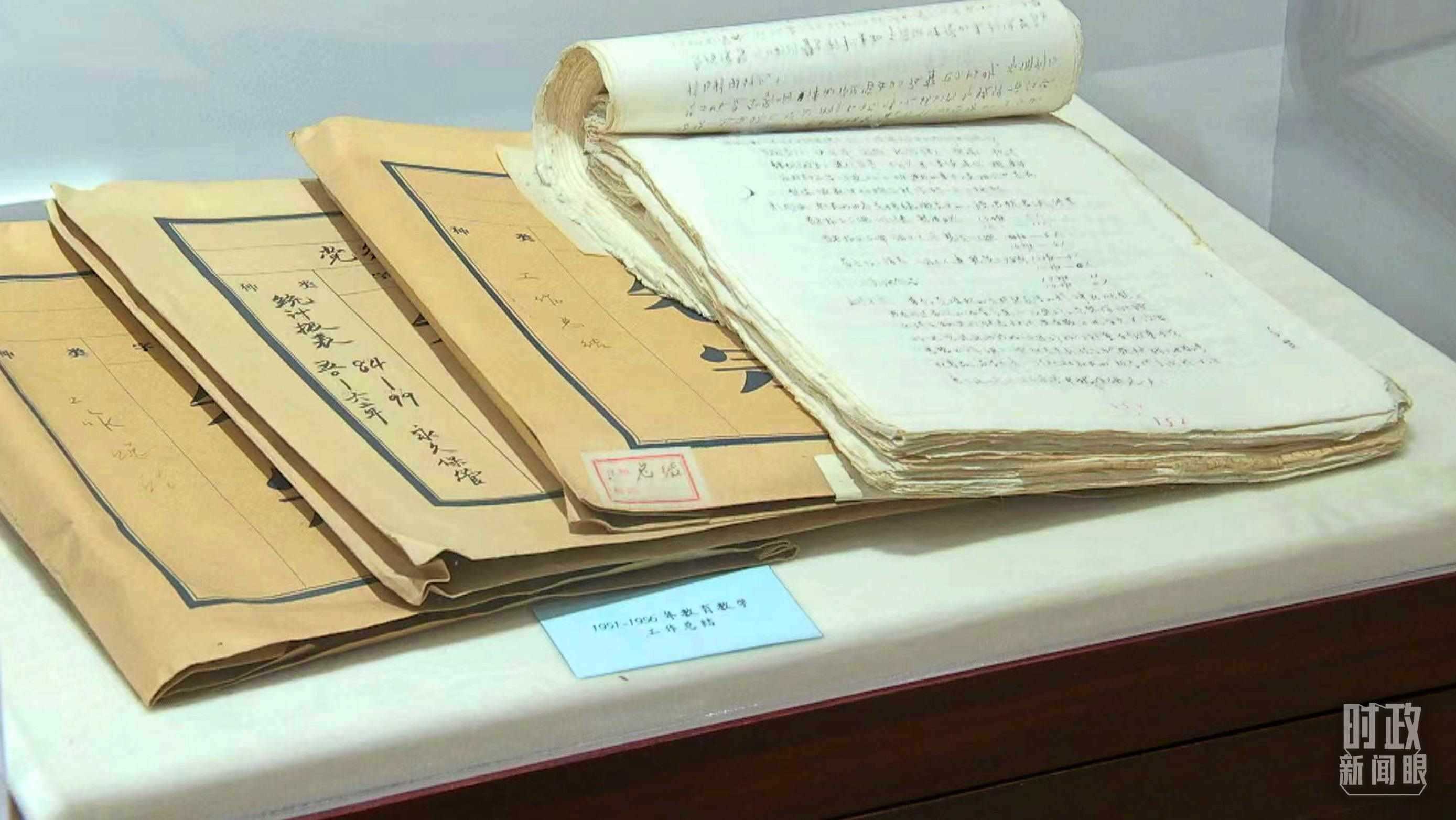 △校史館內(nèi)的教育教學工作總結(jié)展陳。（總臺央視記者金雨秋拍攝）