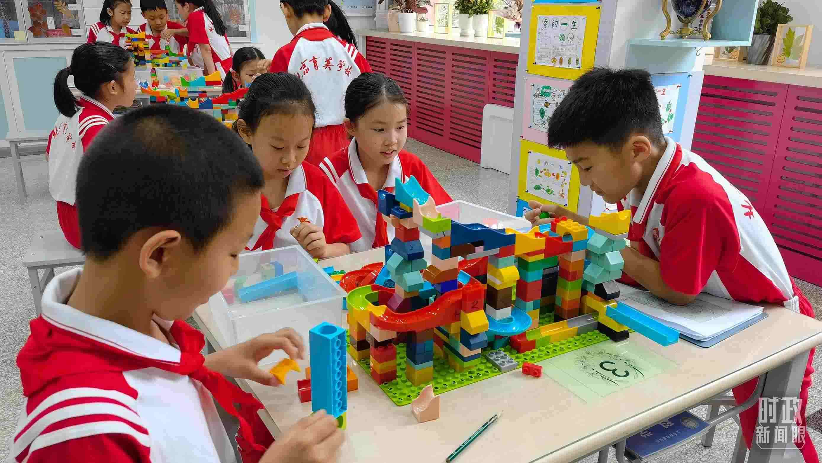 △正在搭建過山車模型的學生們。（總臺央視記者石丞拍攝）