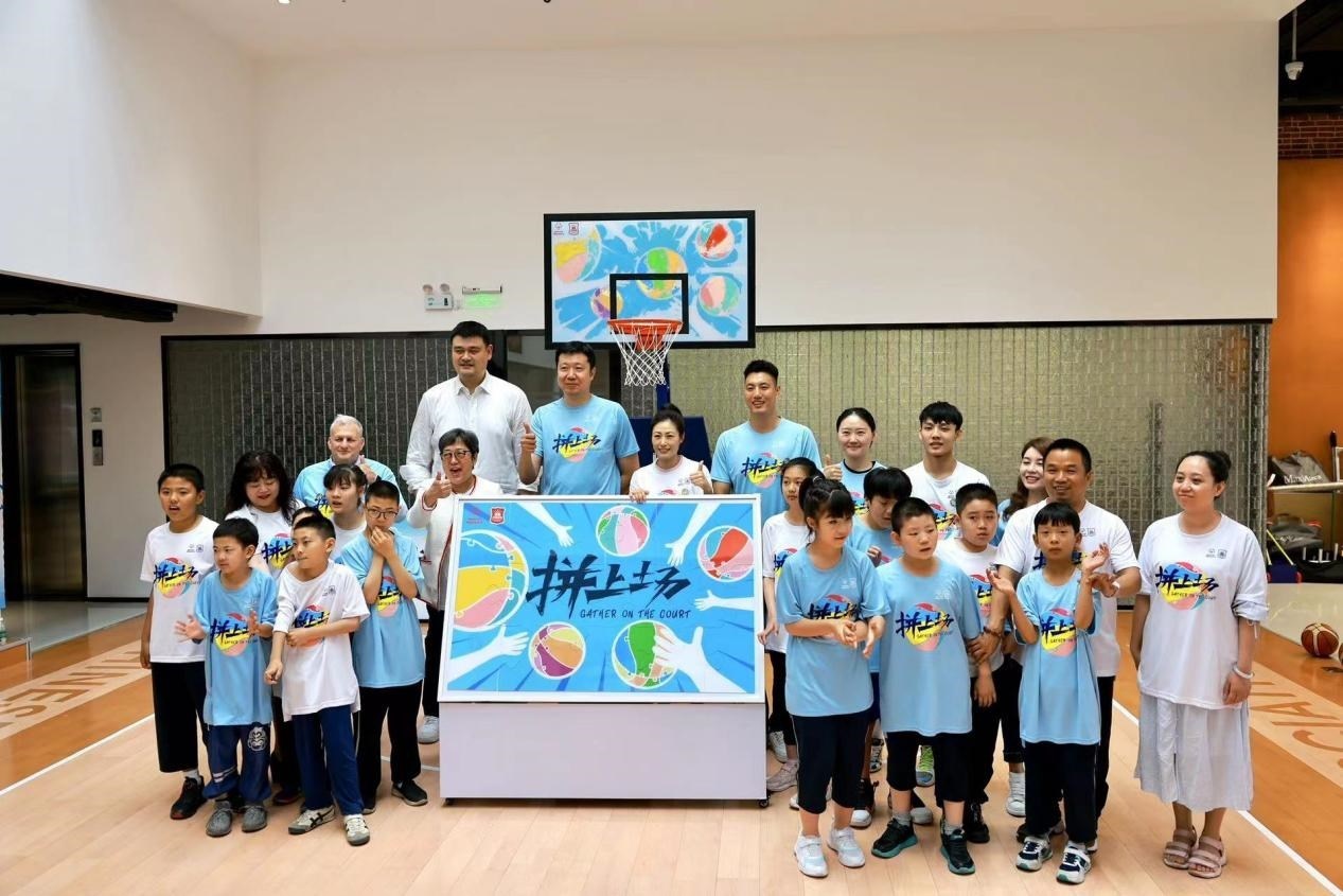 嘉賓與特奧小運動員在活動結(jié)束后合影。人民網(wǎng)記者 郝帥攝