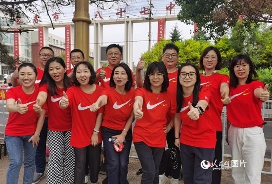 6月7日一早，陽(yáng)光明媚，天氣涼爽，在長(zhǎng)春市第八十七中學(xué)，考生們正陸續(xù)進(jìn)入考場(chǎng)。親友團(tuán)為參加高考的學(xué)子們加油鼓勁。人民網(wǎng)記者 王帝元攝