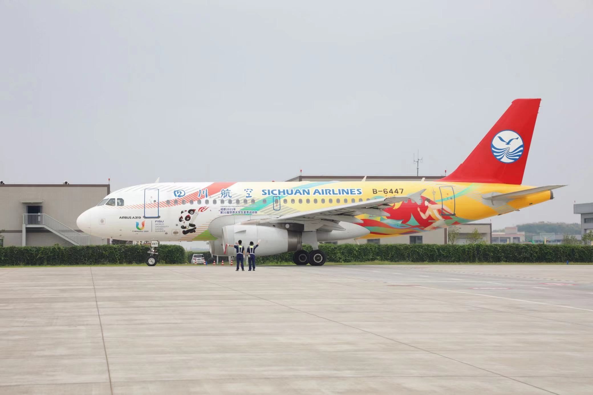 “大運(yùn)號”主題彩繪飛機(jī)。 圖片來源：成都大運(yùn)會(huì)執(zhí)委會(huì) 趙汪洋攝