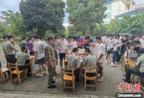 專武干部在發(fā)放兵役登記證。韋碩 攝