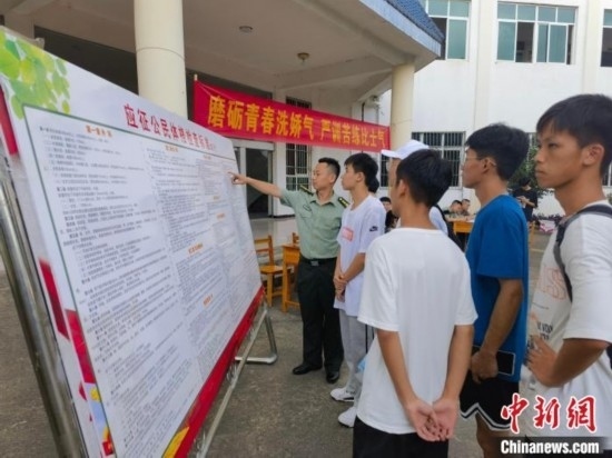 專武干部在講解應(yīng)征體檢標(biāo)準(zhǔn)。韋碩 攝