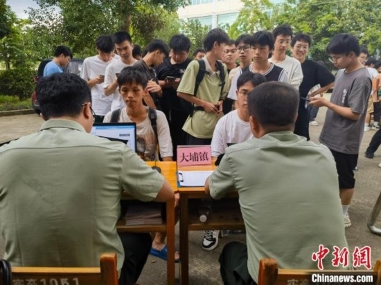 專武干部在發(fā)放兵役登記證。韋碩 攝