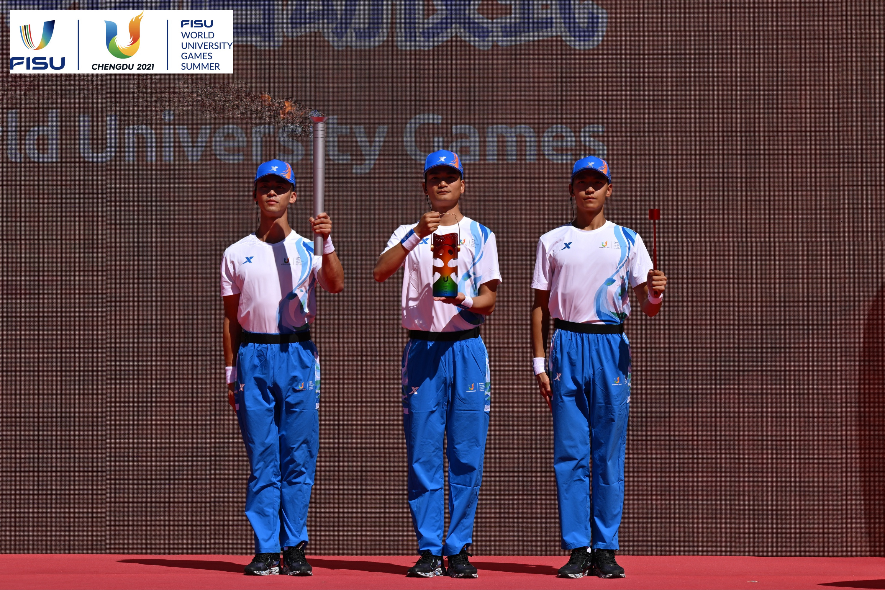 成都大運(yùn)會(huì)火種護(hù)衛(wèi)隊(duì)點(diǎn)燃大運(yùn)火炬。 圖片來(lái)源：成都大運(yùn)會(huì)執(zhí)委會(huì)供圖