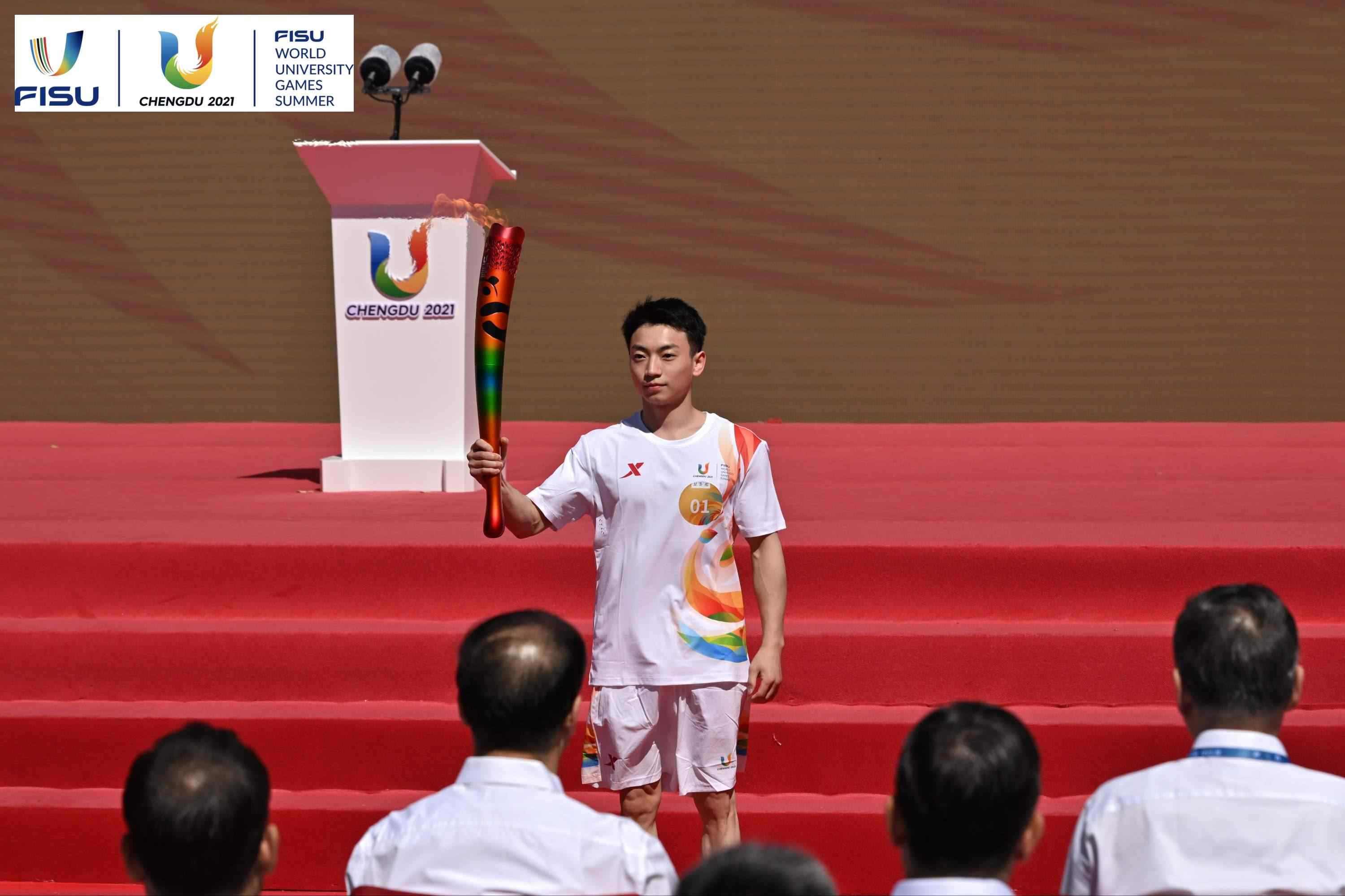 成都大運(yùn)會(huì)火炬手、奧運(yùn)冠軍鄒敬園高舉火炬。 圖片來(lái)源：成都大運(yùn)會(huì)執(zhí)委會(huì)供圖