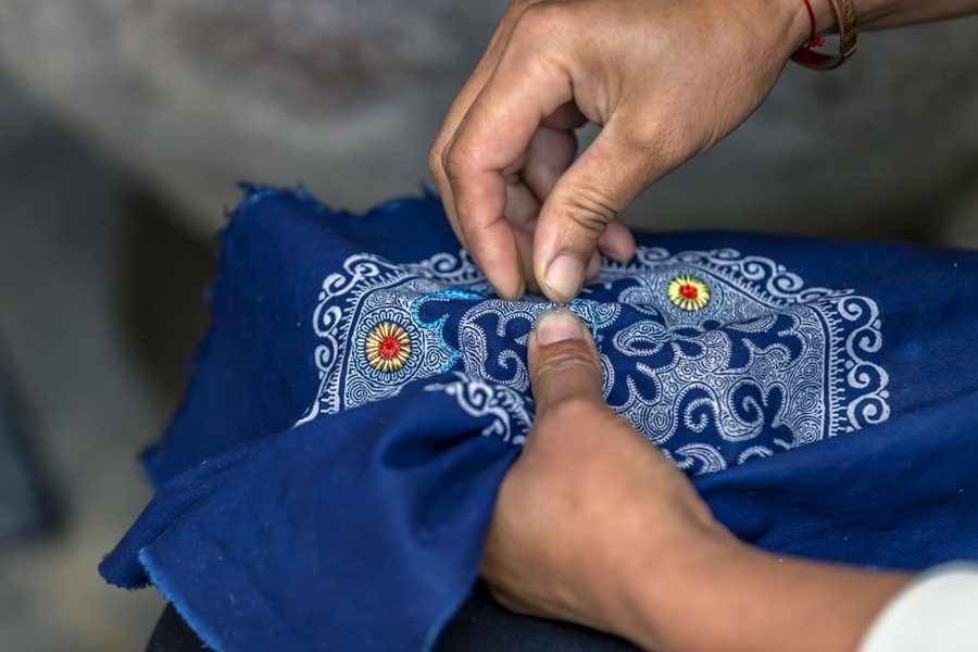 在貴州省黔西市新仁苗族鄉(xiāng)化屋村，村民在制作苗繡。新華社記者 范暉 攝