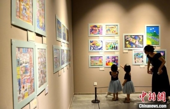 圖為家長帶著孩子參觀展覽。呂明 攝