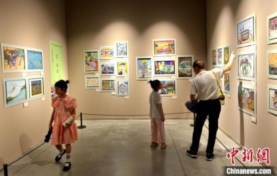 圖為家長帶著孩子參觀展覽。呂明 攝