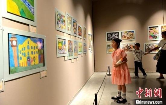 圖為家長帶著孩子參觀展覽。呂明 攝