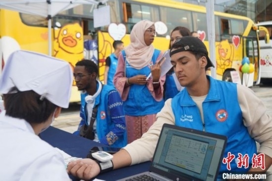 6月13日，在第20個(gè)世界獻(xiàn)血者日前夕，20名在贛留學(xué)生組團(tuán)前往血站獻(xiàn)血。吳迪 攝