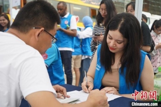6月13日，在第20個(gè)世界獻(xiàn)血者日前夕，20名在贛留學(xué)生組團(tuán)前往血站獻(xiàn)血。吳迪 攝