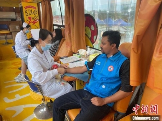 6月13日，在第20個(gè)世界獻(xiàn)血者日前夕，20名在贛留學(xué)生組團(tuán)前往血站獻(xiàn)血。吳迪 攝