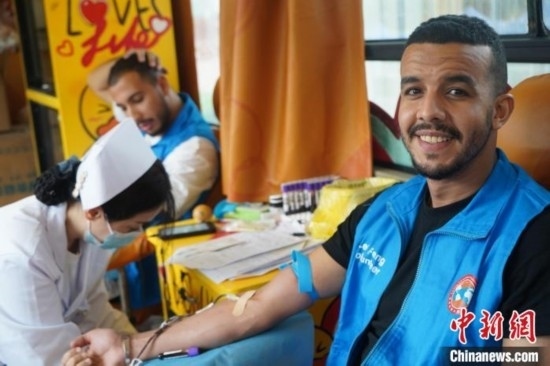 6月13日，在第20個(gè)世界獻(xiàn)血者日前夕，20名在贛留學(xué)生組團(tuán)前往血站獻(xiàn)血。吳迪 攝