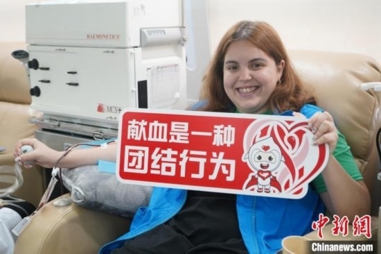 6月13日，在第20個(gè)世界獻(xiàn)血者日前夕，20名在贛留學(xué)生組團(tuán)前往血站獻(xiàn)血。吳迪 攝