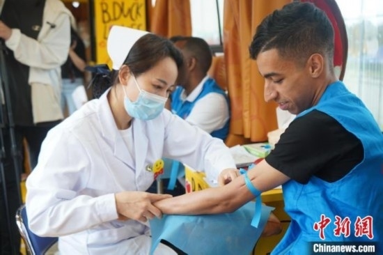 6月13日，在第20個(gè)世界獻(xiàn)血者日前夕，20名在贛留學(xué)生組團(tuán)前往血站獻(xiàn)血。吳迪 攝