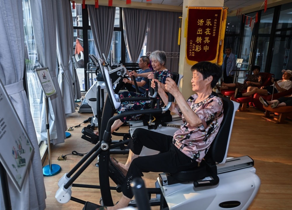 在浙江嘉興市南湖區(qū)新嘉街道電子社區(qū)鄰里中心的長(zhǎng)者運(yùn)動(dòng)健康之家內(nèi)，老人們?cè)谶M(jìn)行器械鍛煉（2023年6月14日攝）。新華社記者 徐昱 攝