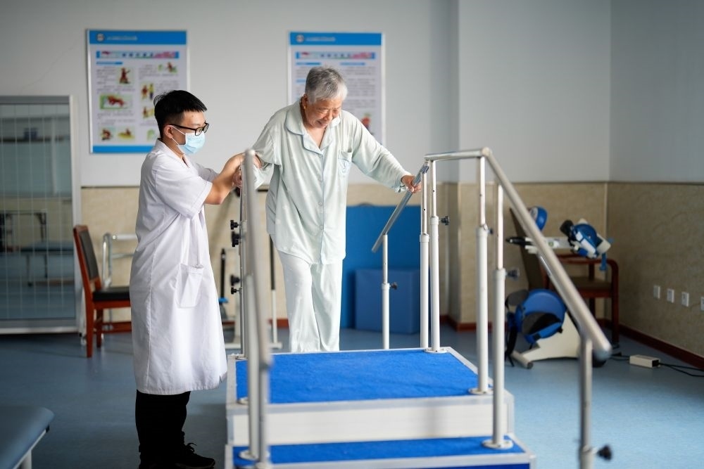 河北省灤南縣一家養(yǎng)老機(jī)構(gòu)的工作人員在指導(dǎo)老人進(jìn)行康復(fù)訓(xùn)練（2023年5月19日攝）。新華社記者 牟宇 攝