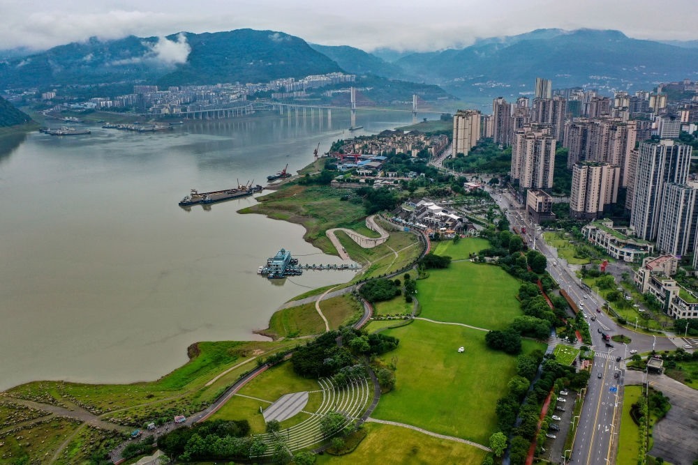 這是2023年6月7日拍攝的位于重慶市云陽(yáng)縣的云陽(yáng)城區(qū)環(huán)湖綠道（無(wú)人機(jī)照片）。當(dāng)?shù)貙⑸鷳B(tài)治理與生態(tài)修復(fù)結(jié)合起來(lái)，兼顧城市旅游和運(yùn)動(dòng)休閑等功能需要，打造環(huán)縣城兩江四岸33公里綠道。新華社記者 唐奕 攝